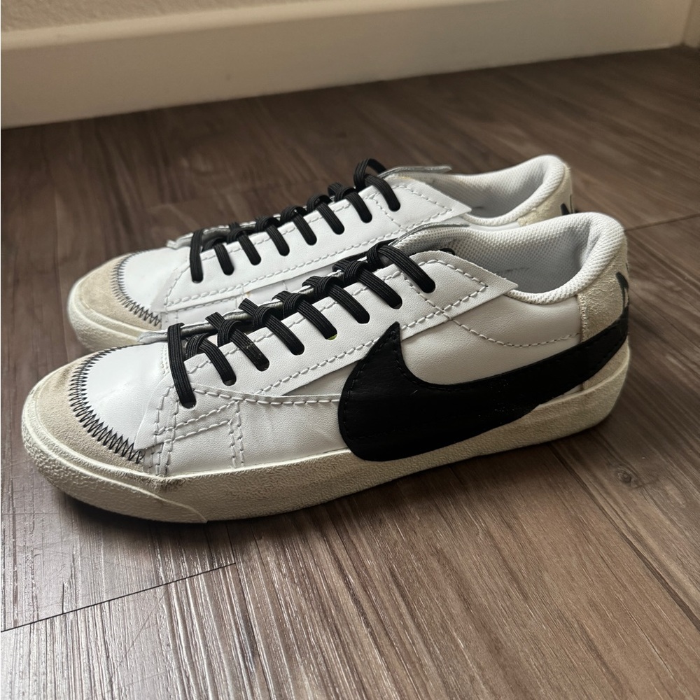 Nike White and Black Sneakers